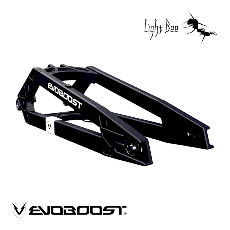 Bras oscillant EVO-02 de la marque EVOBOOST de couleur noir est un bras de remplacement pour SUR-RON Light Bee en alu 7075, un alliage haut de gamme réputé pour sa légèreté et sa robustesse. Design élégant et qui respecte le style de la Light Bee