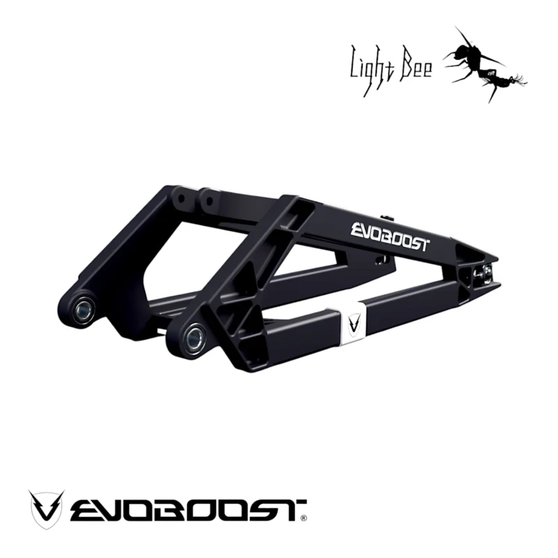 photo du Bras oscillant EVO-02 de la marque EVOBOOST en 3D, de couleur noir est un bras de remplacement pour SUR-RON Light Bee en alu 7075, un alliage haut de gamme réputé pour sa légèreté et sa robustesse. Design élégant et qui respecte le style de la Light Bee